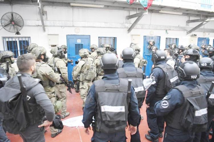 حماس: إدارة سجون العدو وبإيعاز من "بن غفير"، تشدد انتهاكاتها وتنتقم من الأسرى والأسيرات