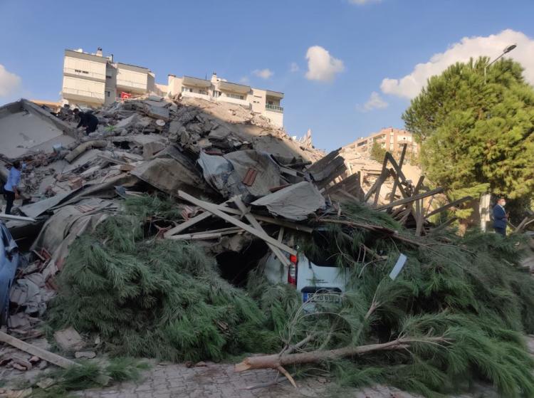 خسائر مادية كبيرة نتيجة زلزال قوي في إزمير التركية