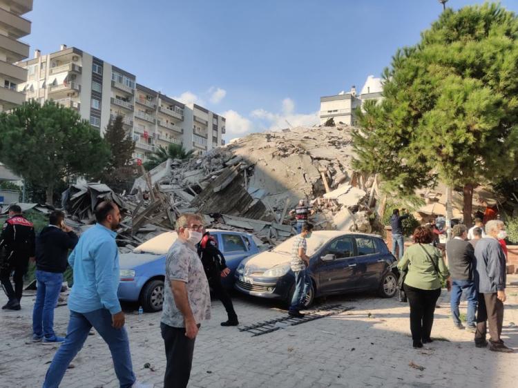 خسائر مادية كبيرة نتيجة زلزال قوي في إزمير التركية