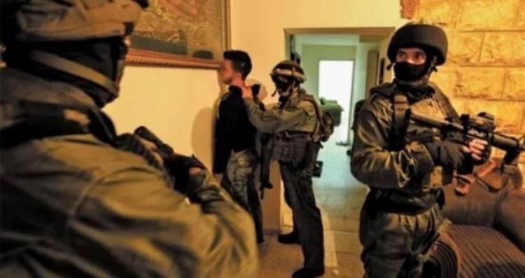 مداهمات واعتقالات ليلية وتنكيل بالمواطنين في الضفة المحتلة