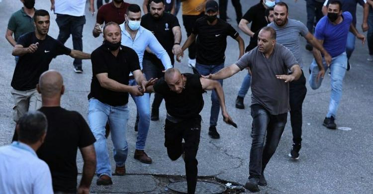 إصابة الأسير المحرر "مفيد زلوم" في المسيرة المنددة باغتيال الناشط بنات