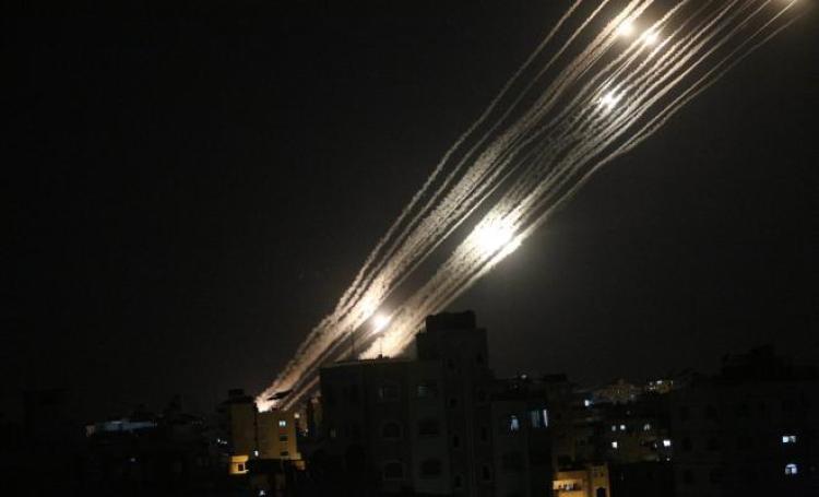 القسام يقصف بئر السبع وتل أبيب ومطار بن غوريون بأكثر من 200 صاروخ
