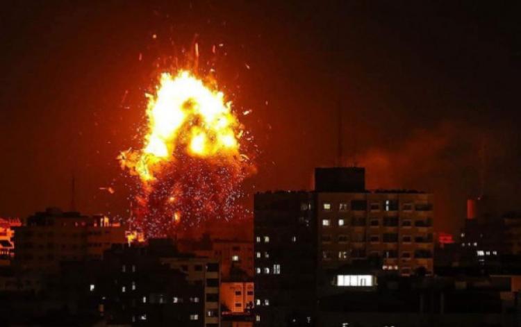 ليلة دامية.. قصف متواصل على قطاع غزة واقتحامات وإصابات في الضفة الغربية