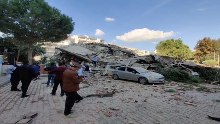 خسائر مادية كبيرة نتيجة زلزال قوي في إزمير التركية