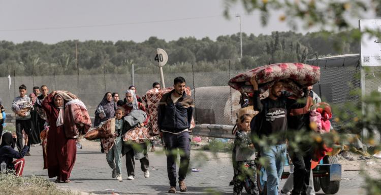 فلسطينيون يسردون مأساة رحلة نزوحهم لجنوب غزة: الاحتلال جرد شباباً من ملابسهم وأطلق النار على أقدامنا